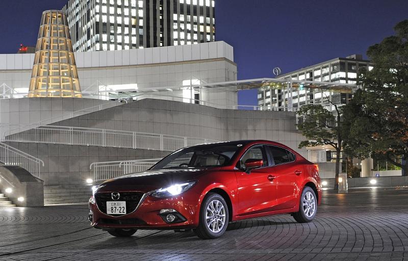 Mazda 3 Skyactiv Hybrid auf den Straßen von Yokohama