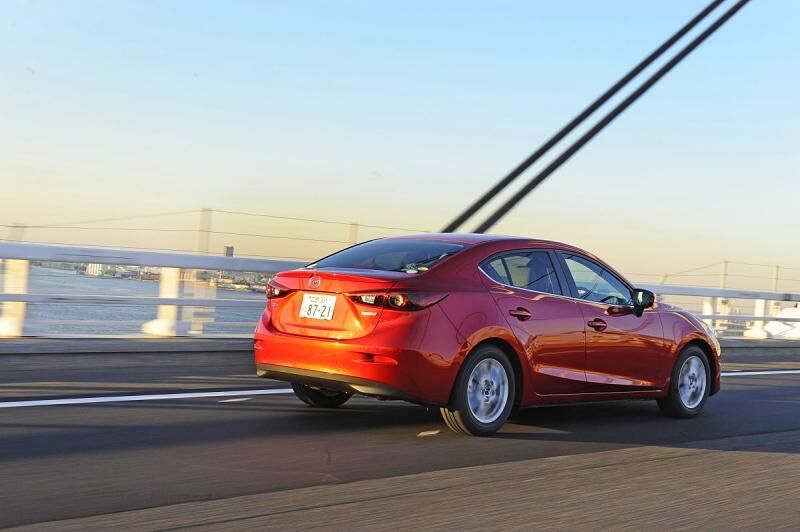 Mazda 3 Skyactiv Hybrid auf den Straßen von Yokohama