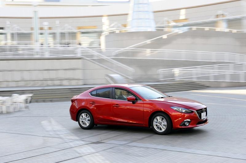 Mazda 3 Skyactiv Hybrid auf den Straßen von Yokohama