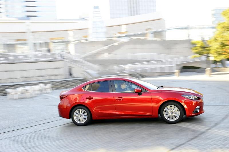Mazda 3 Skyactiv Hybrid auf den Straßen von Yokohama