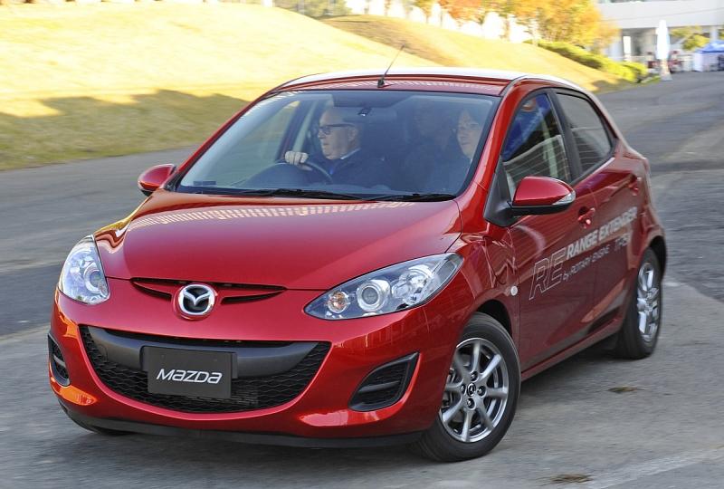 Prototyp des Mazda 2 EV mit Wankel-Range-Extender auf der Straßen von Japan