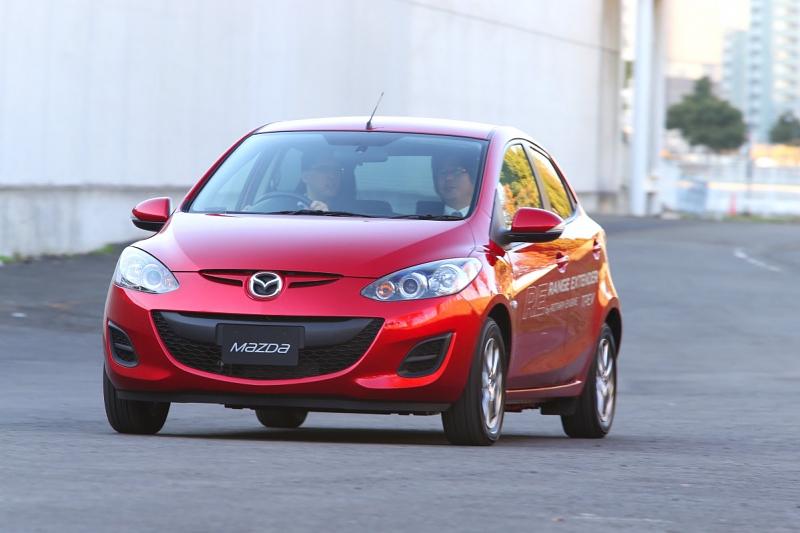 Prototyp des Mazda 2 EV mit Wankel-Range-Extender auf der Straßen von Japan