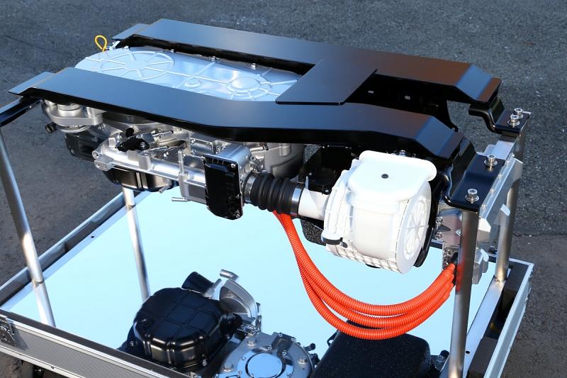 Prototyp des Mazda 2 EV mit Wankel-Range-Extender auf der Straßen von Japan