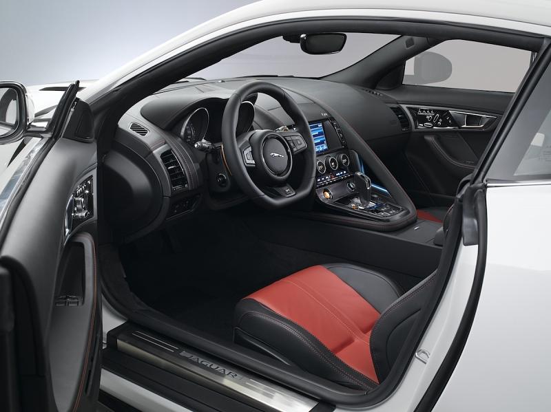 Das Cockpit ist identisch mit dem des Cabrios