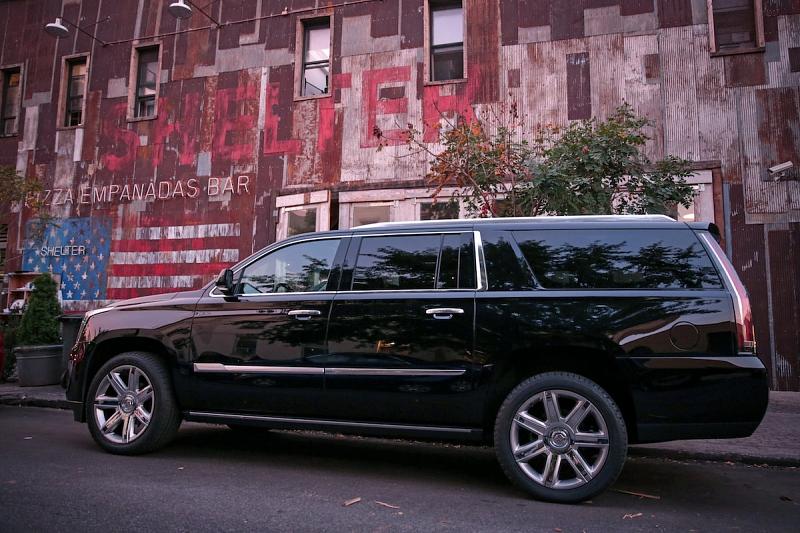 Den Cadillac Escalade gibt es wahlweise mit Heck- oder Allradantrieb