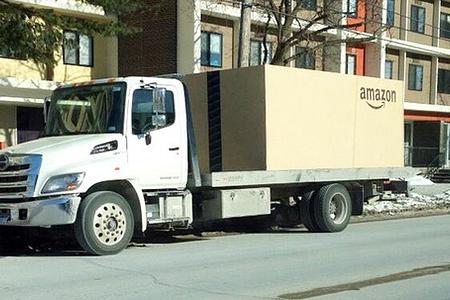 Online-Händler Amazon lieferte die ersten Neuwagen per Mega-Paket