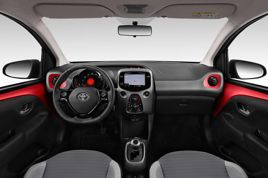 Toyota Aygo (Baujahr 2019) x-Play 5 Türen Cockpit und Innenraum