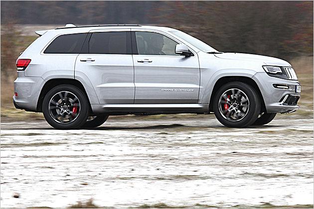 Die roten Bremssättel wirken etwas ungewohnt an einem SUV dieser Größe