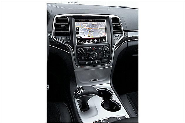 Der Monitor in der Mitte ist bei der Auffrischung des Grand Cherokee gewachsen und gut ablesbar