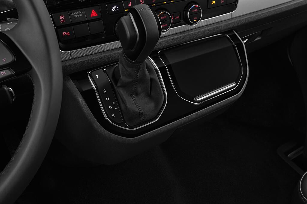Volkswagen Caravelle (Baujahr 2019) Highline 4 Türen Schalthebel
