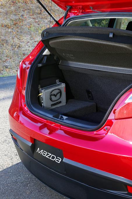 Prototyp des Mazda 2 EV mit Wankel-Range-Extender auf der Straßen von Japan