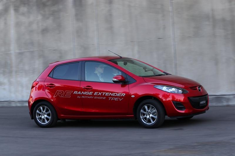Prototyp des Mazda 2 EV mit Wankel-Range-Extender auf der Straßen von Japan