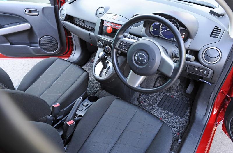 Prototyp des Mazda 2 EV mit Wankel-Range-Extender auf der Straßen von Japan