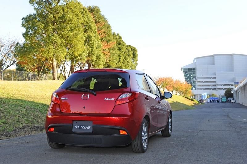 Prototyp des Mazda 2 EV mit Wankel-Range-Extender auf der Straßen von Japan