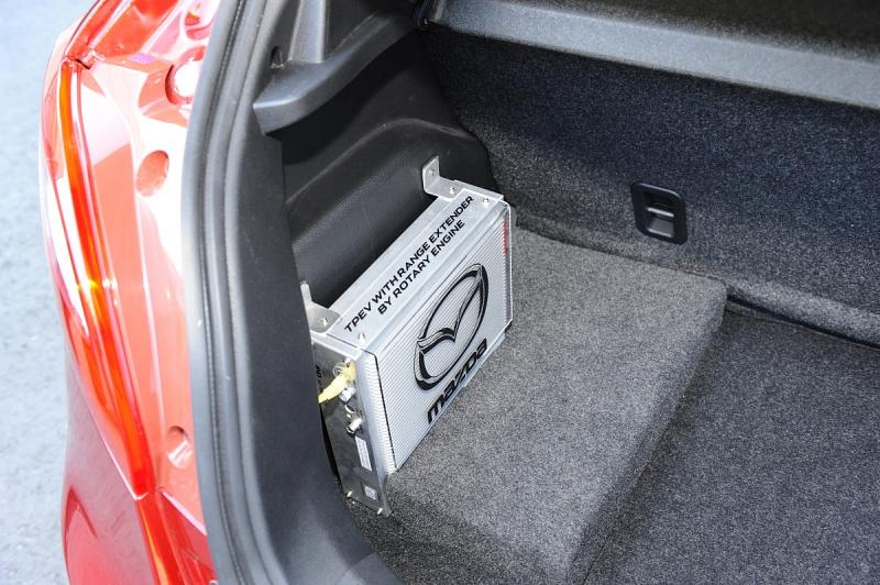 Prototyp des Mazda 2 EV mit Wankel-Range-Extender auf der Straßen von Japan