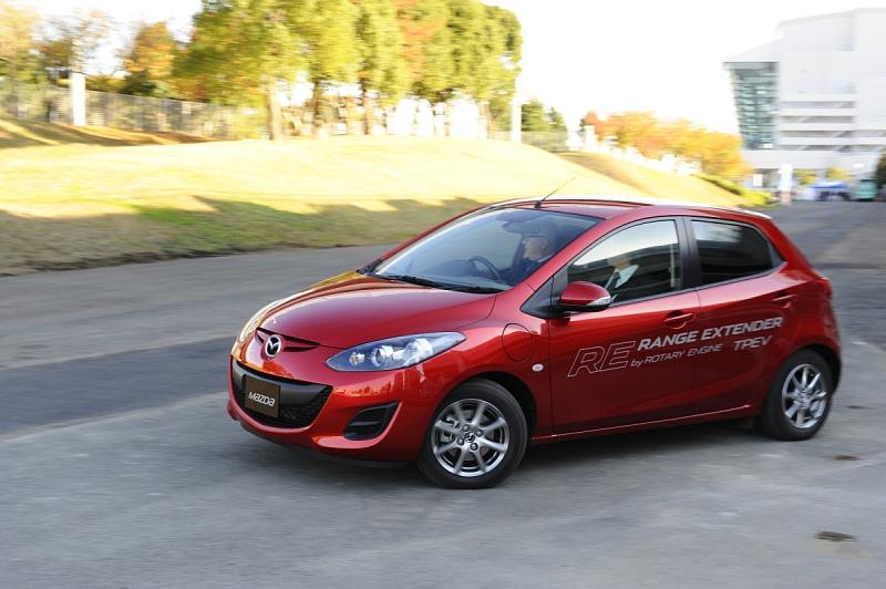 Prototyp des Mazda 2 EV mit Wankel-Range-Extender auf der Straßen von Japan