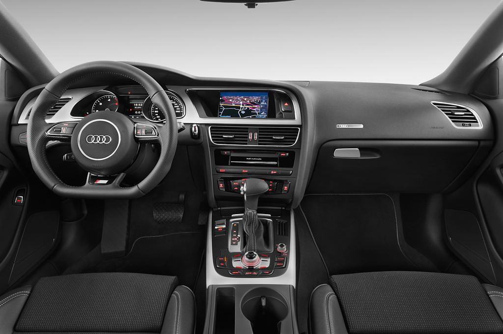 Audi A5 (Baujahr 2012) S line 2 Türen Cockpit und Innenraum