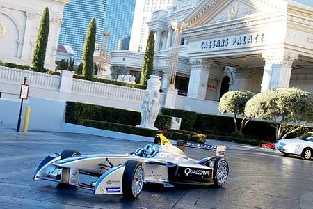 Elektro-Renner von Renault fährt über den Las Vegas Strip