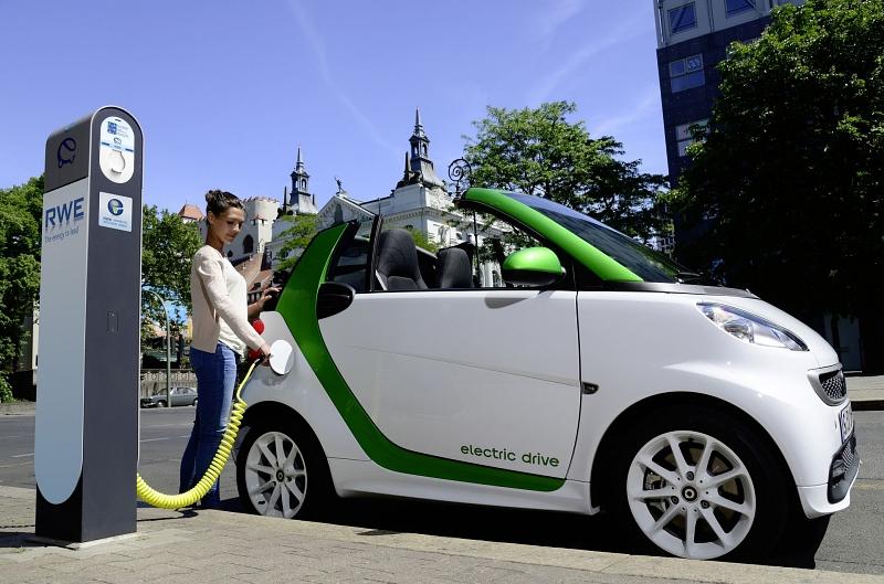 Der Smart fortwo electric drive lässt an Ladestationen schnell betanken