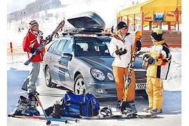 Winterurlaub: Unfall- und private Haftpflicht gehören in den Ski-Sack