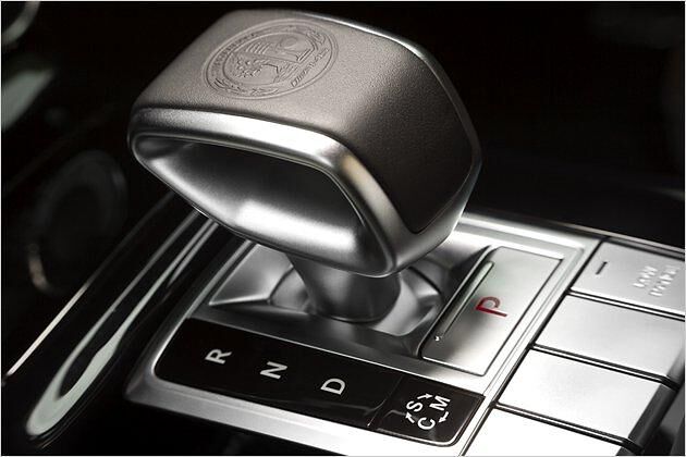 Den kurzen Gangwahlhebel hat der G 63 von anderen AMG-Modellen wie dem SLS übernommen