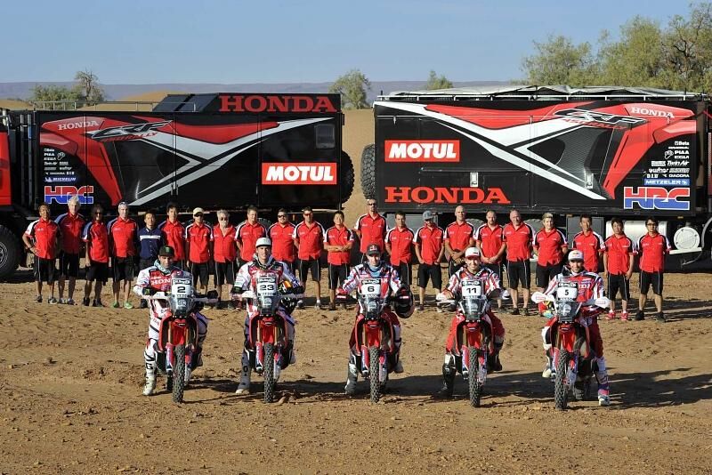 Das Team Honda fährt mit fünf Motorrädern vor.