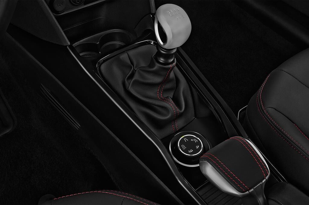 Peugeot 2008 (Baujahr 2019) GT Line 5 Türen Schalthebel