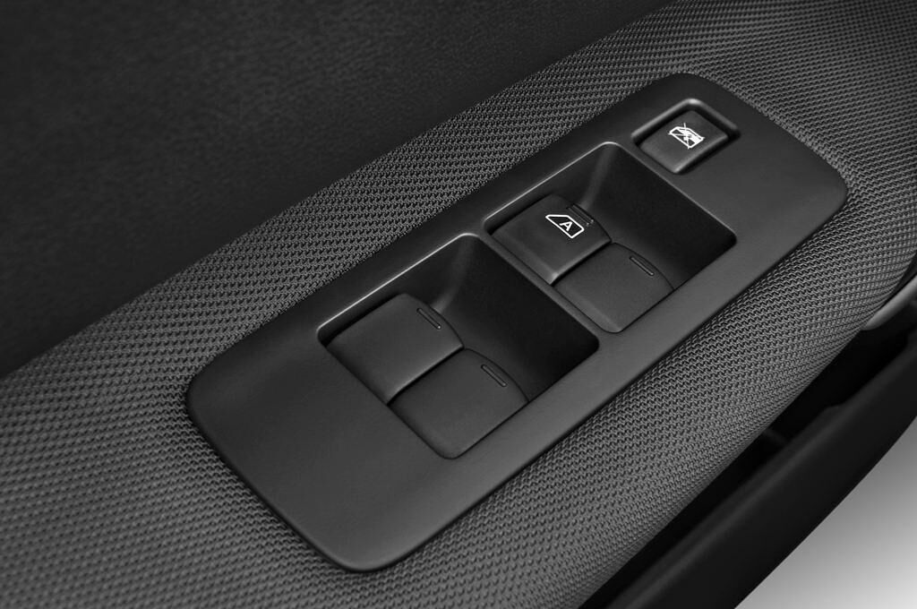 Nissan Qashqai+2 (Baujahr 2009) - 5 Türen Bedienungselemente Tür