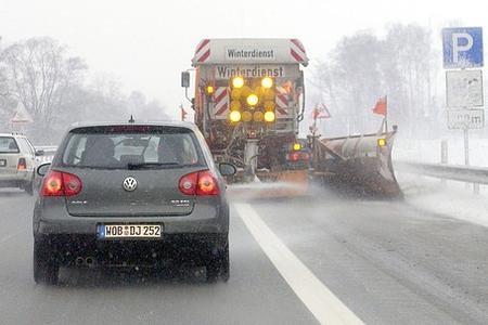 Schadenersatz: Ein Schneepflug muss mit angemessenem Tempo fahren