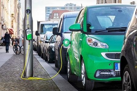 Der VDA in Berlin jetzt mit Laternenladepunkt vor der Haustüre