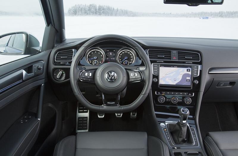 Das Cockpit des Golf R
