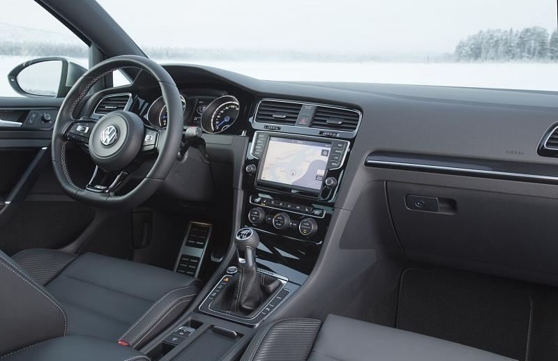 Der Innenraum ist in typischer VW-Manier aufgeräumt