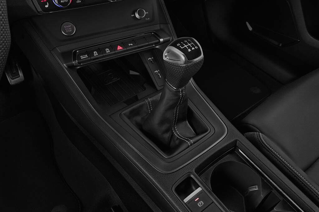 Audi Q3 (Baujahr 2019) S line 5 Türen Schalthebel