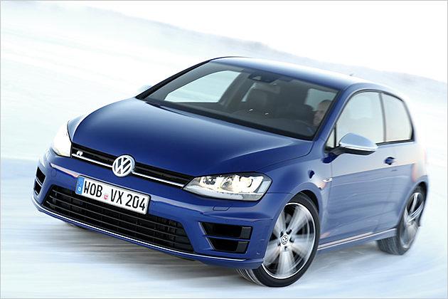 Auf dem Eissee lässt sich der Golf R selbst mit Spikereifen und Allradantrieb ins Driften bringen