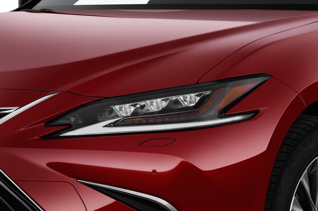 Lexus ES (Baujahr 2019) Luxury Line 4 Türen Scheinwerfer