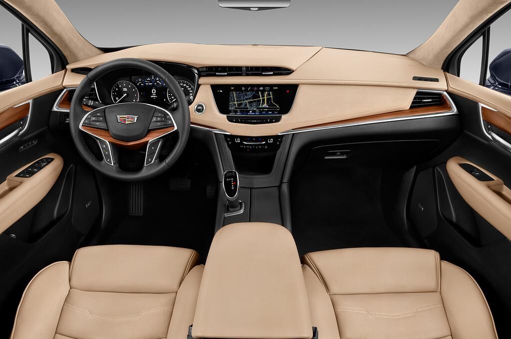 Cadillac XT5 (Baujahr 2019) Platinum 5 Türen Cockpit und Innenraum