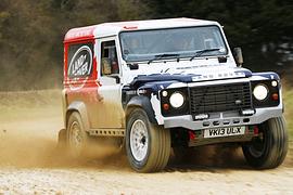Land Rover Defender wird zum Motorsportler