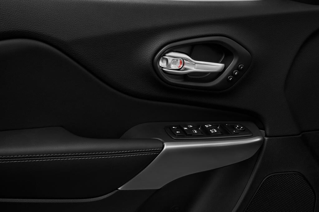 Jeep Cherokee (Baujahr 2018) Limited 5 Türen Bedienungselemente Tür