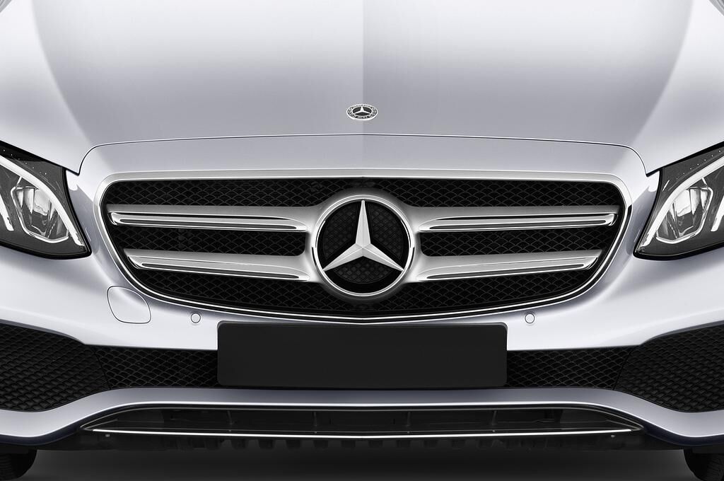 Mercedes E Class (Baujahr 2018) - 4 Türen Kühlergrill und Scheinwerfer