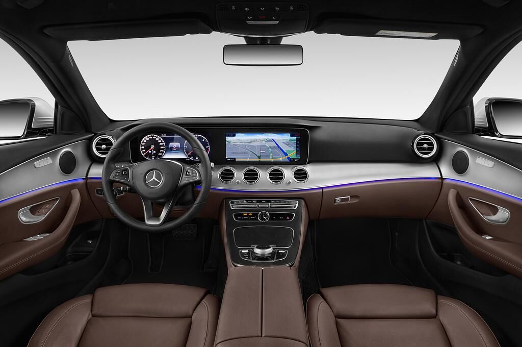 Mercedes E Class (Baujahr 2018) - 4 Türen Cockpit und Innenraum