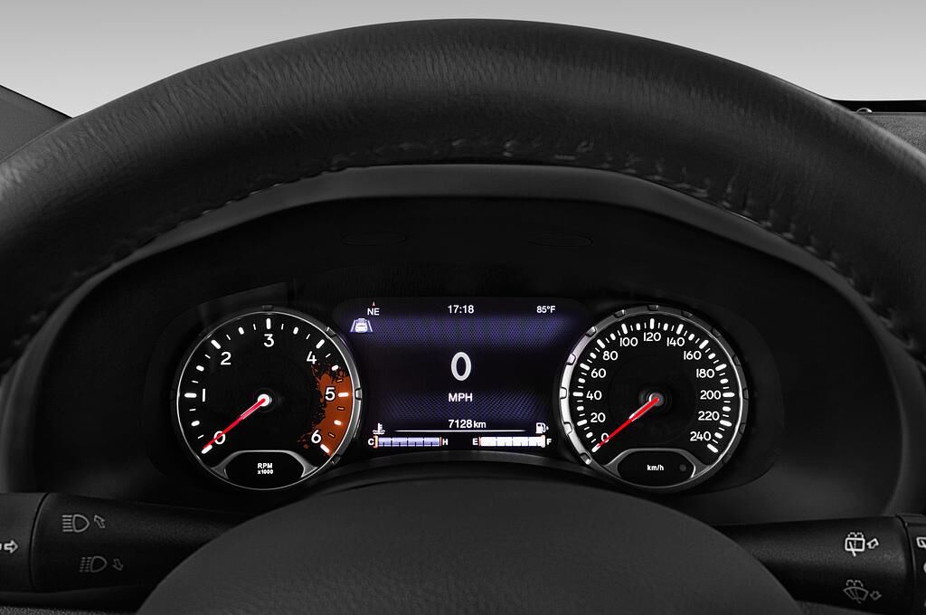 Jeep Renegade (Baujahr 2018) Limited 5 Türen Tacho und Fahrerinstrumente