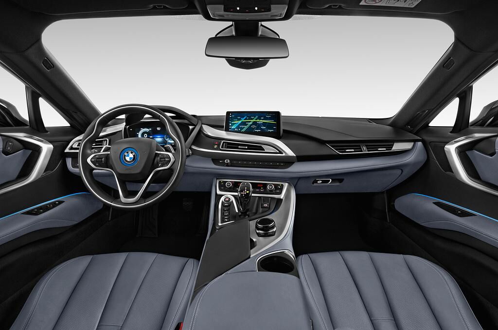 BMW i8 (Baujahr 2019) - 2 Türen Cockpit und Innenraum