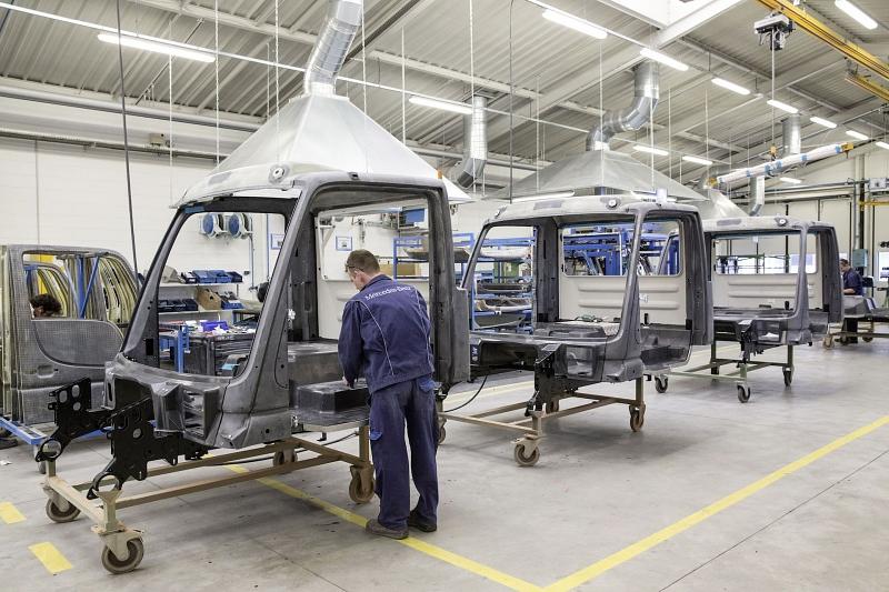Die Fahrgastzelle des Unimog besteht aus Verbundwerkstoffen