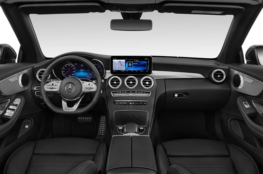 Mercedes C Class (Baujahr 2019) AMG Line 2 Türen Cockpit und Innenraum