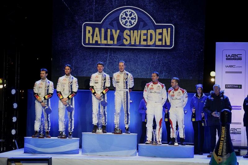 Mikko Markkula, Andreas Mikkelsen, Miikka Anttila, Jari-Matti Latvala, Jonas Andersson, Mads Ostberg auf dem Podest der Rallye Schweden 2014.