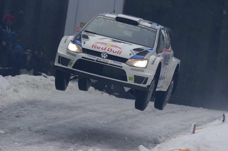 Der Gesamtsieger der Rallye Schweden im Flug: Jari-Matti Latvala.