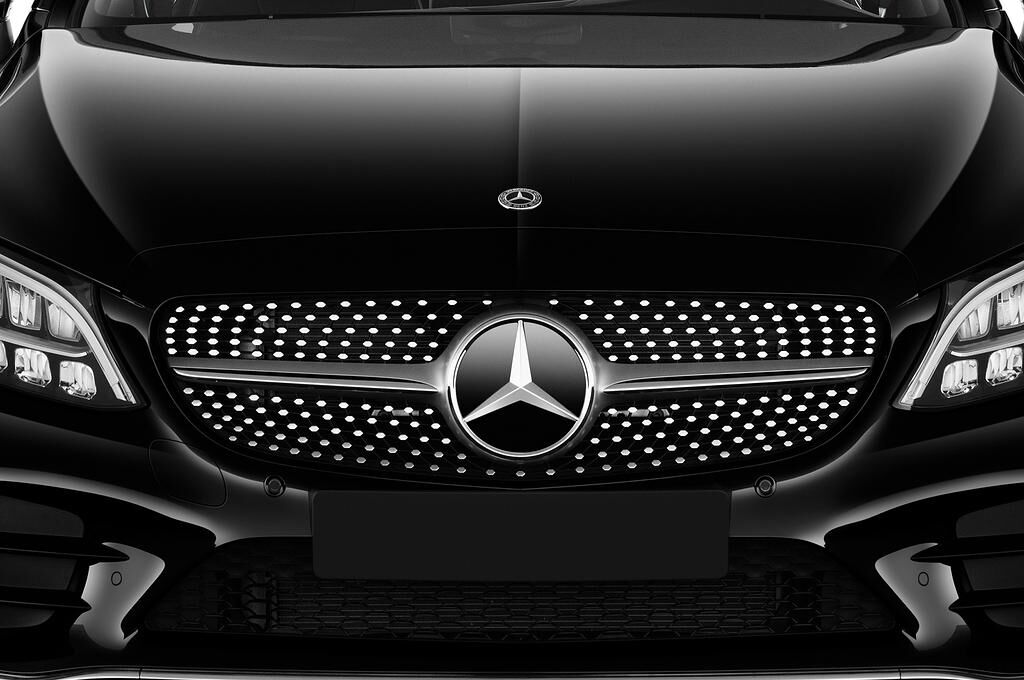 Mercedes C Class (Baujahr 2019) AMG Line 2 Türen Kühlergrill und Scheinwerfer