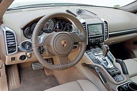 Autoeinbrecher schließt sich im Porsche Cayenne selbst ein