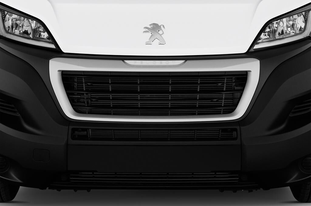 Peugeot Boxer (Baujahr 2017) PRO SR 4 Türen Kühlergrill und Scheinwerfer