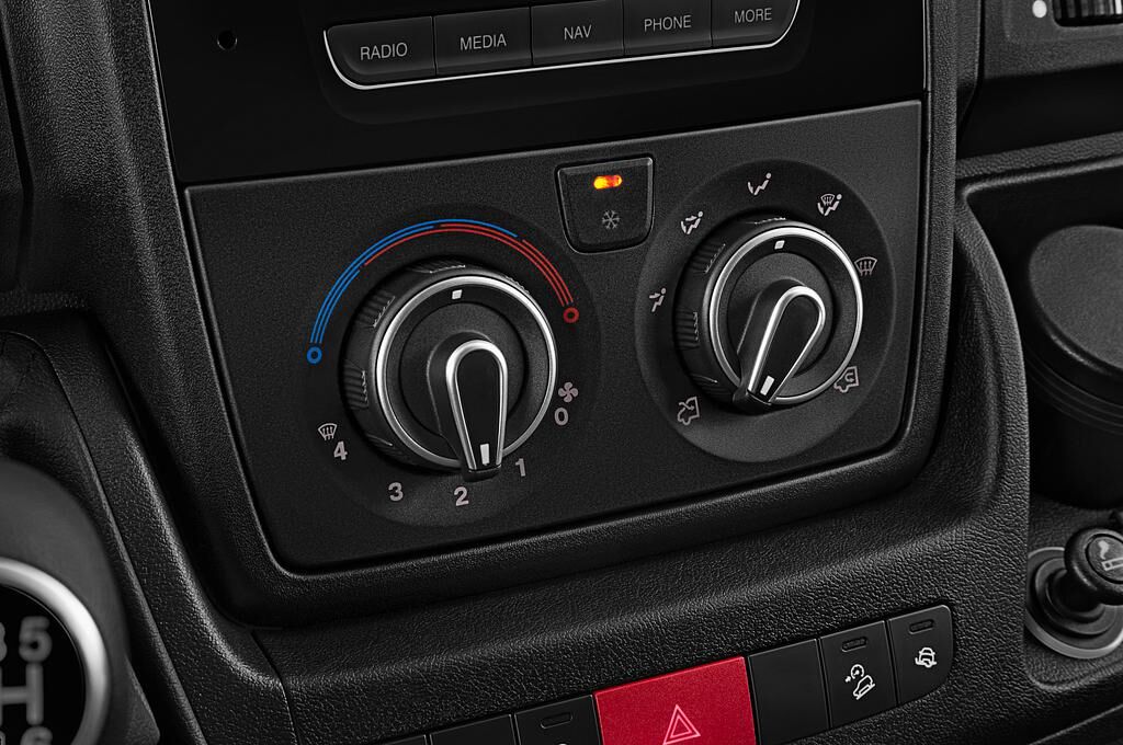 Peugeot Boxer (Baujahr 2017) PRO SR 4 Türen Temperatur und Klimaanlage